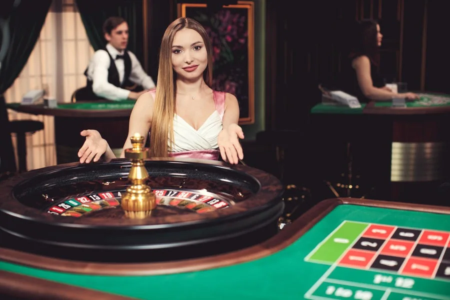Tampilan meja baccarat dan dealer live pada perangkat mobile